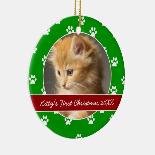 赤いおよび緑の足は子猫の初めてのクリスマスを印刷します セラミックオーナメント (右)