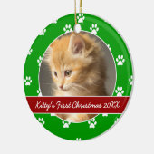 赤いおよび緑の足は子猫の初めてのクリスマスを印刷します セラミックオーナメント (左)