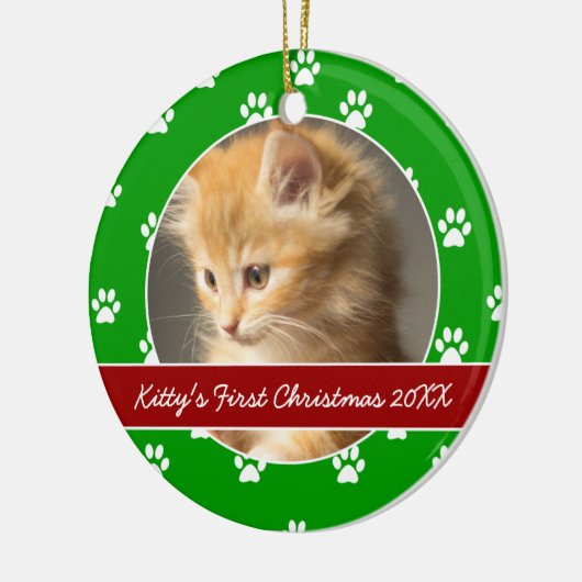 赤いおよび緑の足は子猫の初めてのクリスマスを印刷します セラミックオーナメント (左)