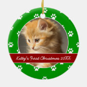 赤いおよび緑の足は子猫の初めてのクリスマスを印刷します セラミックオーナメント (裏面)