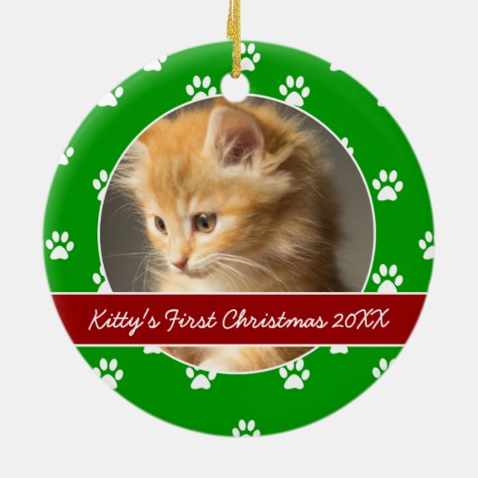 赤いおよび緑の足は子猫の初めてのクリスマスを印刷します セラミックオーナメント (裏面)