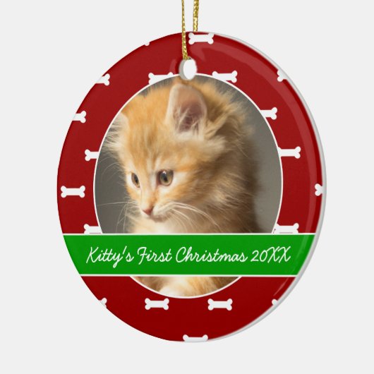 赤いおよび緑の骨のプリントの子猫の初めてのクリスマス セラミックオーナメント (左)