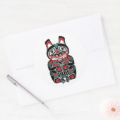 赤いおよび緑のHaidaの精神くま ラウンドシール (封筒)