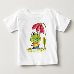 赤いお洒落花の下のかわいい緑のカエル ベビーTシャツ