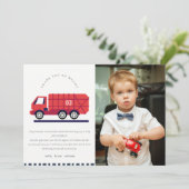 赤いかわいいゴミ収集車の子供の写真 あらゆる年齢の誕生日 サンキューカード (スタンド正面)