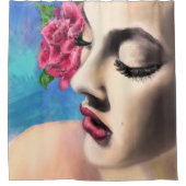 赤いかわいらしローズシャワーカーテンを持つ女性 シャワーカーテン (正面)