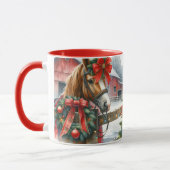 赤いかわいらし弓のクリスマスに茶色の馬 マグカップ (左)