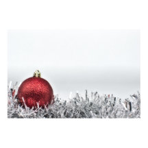 赤いきらびやかなクリスマスの飾りと銀色のティンセル