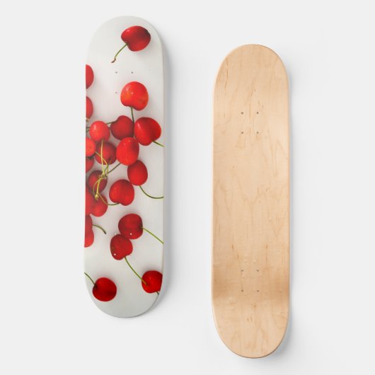 赤いさくらんぼが白に輝いた スケートボード (正面)