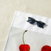 赤いさくらんぼが白に輝いた ビーチタオル (インサイチュ)