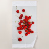 赤いさくらんぼが白に輝いた ビーチタオル (正面)
