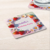 赤いちごピンクの誕生日パーティ子供へ スクエアペーパーコースター (アングル)