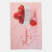 赤いちご果実(ピンク色、苗字) キッチンタオル (縦)