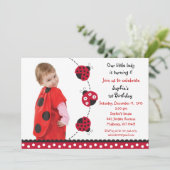 赤いてんとう虫の女の子の写真の誕生日の招待状 招待状 (スタンド正面)