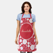 赤いはっきりしたクリームの花柄 エプロン (着用した状態)