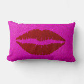 赤いはっきりした唇ピンクのグリッター背景ガラス ランバークッション (正面)