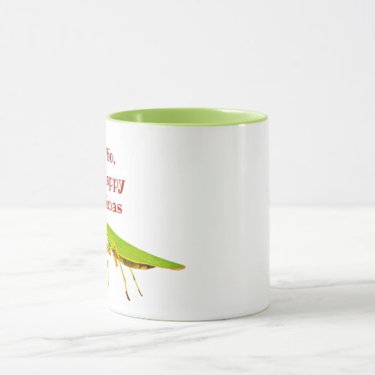 赤いゆっくり進られた祈るカマキリの風変わりなクリスマスのマグ マグカップ (中央)