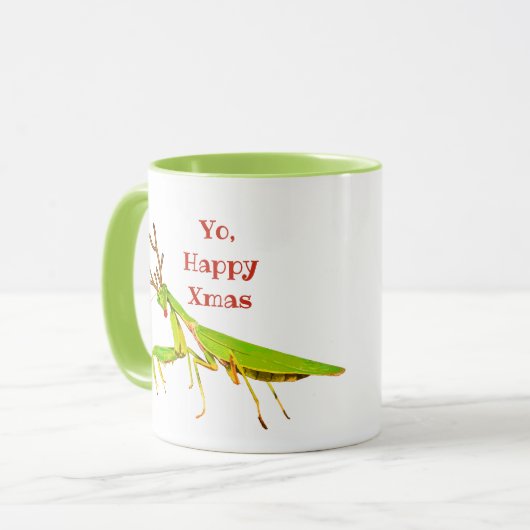 赤いゆっくり進られた祈るカマキリの風変わりなクリスマスのマグ マグカップ (正面左)