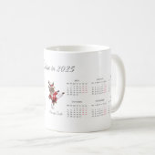 赤いよくはしゃぐトナカイカスタムア2025カレンダー コーヒーマグカップ (正面右)
