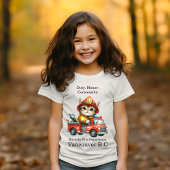 赤いよくはしゃぐトラックに乗った子猫の消防士 Tシャツ