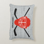 赤いアイスホッケーのヘルメットおよび棒のタイポグラフィ アクセントクッション (裏面(縦))