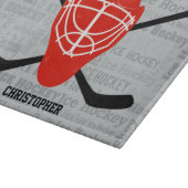 赤いアイスホッケーのヘルメットおよび棒のタイポグラフィ カッティングボード (角)