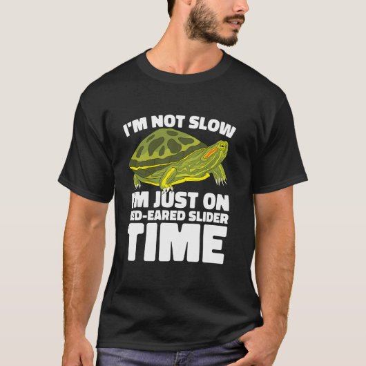 赤いアカゲガメ赤いアカゲガメが滑り出した Tシャツ (正面)