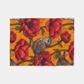 赤いアネモネの庭にあるレンチ フリースブランケット (正面(横))