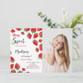 赤いイチゴの誕生日写真招待状 招待状 (スタンド正面)