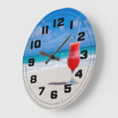 赤いイチゴの飲み物オンザサンディビーチ ラージ壁時計 (傾斜)