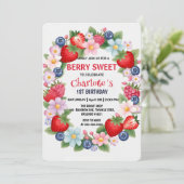 赤いイチゴの1歳誕生日パーティー（子供向け） 招待状 (スタンド正面)