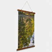 赤いイーグル池の反射 |白い山 吊り下げ型タペストリー (傾斜あり)