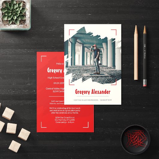 赤いエディ抽象芸術ブラシストローク写真卒業 招待状