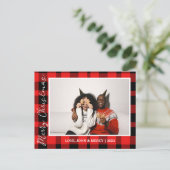 赤いエレガントバッファローのプレイドクリスマスカップルの写真 シーズンポストカード (スタンド正面)