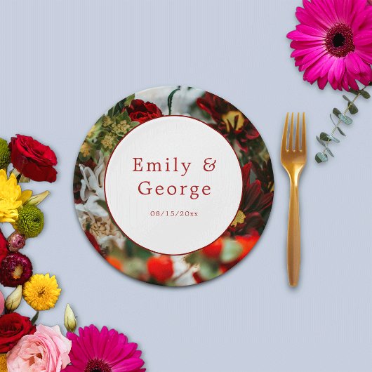 赤いエレガントバラが花のフローラを咲結婚かせる ペーパープレート