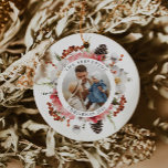 赤いエレガントフローラ家族の写真クリスマス セラミックオーナメント<br><div class="desc">赤エレガントフローラファミリクリスマスオーナメント。家族素晴らしへの贈り物として写真をクリック編集して追加するには、パーソナライズ。カバパーティーデザイン</div>