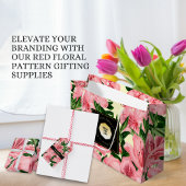 赤いエレガントフローラ背景ビジネス名とロゴ ギフトタグ
