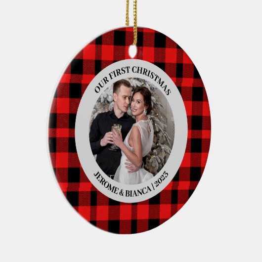 赤いエレガント初めてのクリスマスカップルの写真 セラミックオーナメント (右)