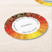 赤いオレンジと金ゴールドのダマスクの結婚式 ラウンドペーパーコースター (アングル)