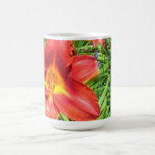 赤いオレンジワスレグサのコーヒー・マグ、ルークの12:27 コーヒーマグカップ (中央)