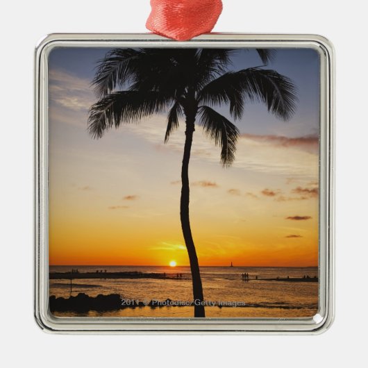 赤いオレンジ日没による1つのヤシの木のシルエット メタルオーナメント (正面)