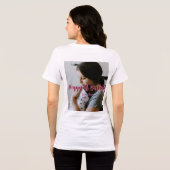 赤いオレンジ色の子供服を着た子供の1歳の誕生日お母さん トライブレンドTシャツ (裏面全面)