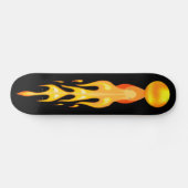 赤いオレンジ色の燃えるホットボールと黒い黄色 スケートボード (横)