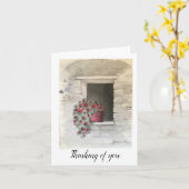 赤いカスケーディングゼラニウムの花のポットがレンガの窓に カード (黄色い花)