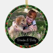 赤いカスタム果実の写真グリーンホリーパターン セラミックオーナメント (正面)