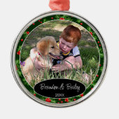 赤いカスタム果実の写真グリーンホリーパターン メタルオーナメント (正面)