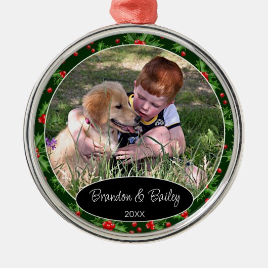 赤いカスタム果実の写真グリーンホリーパターン メタルオーナメント (正面)