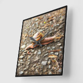 赤いカタツムリ スクエア壁時計 (傾斜)