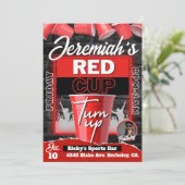 赤いカップを上げるグランジスタイル誕生日パーティーの写真 招待状 (スタンド正面)