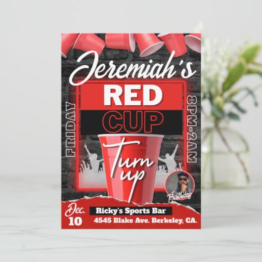 赤いカップを上げるグランジスタイル誕生日パーティーの写真 招待状 (スタンド正面)